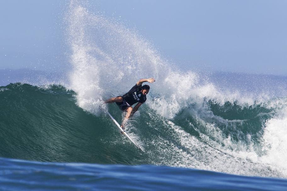 I migliori surfisti del mondo a Trestles (California) per l&#39;Hurley Pro: nella foto le spettacolari evoluzioni del vincitore della gara maschile, il sudafricano Jordy Smith (Ap)